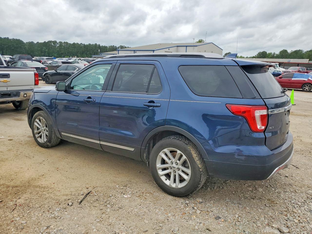 2017 FORD EXPLORER XLT photo 4