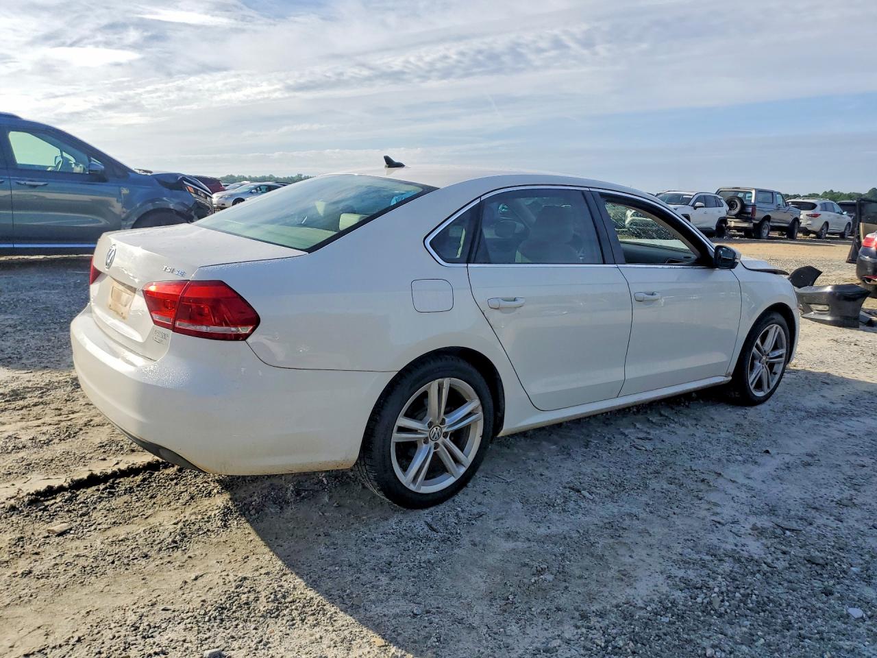 2014 VOLKSWAGEN PASSAT SE photo 5