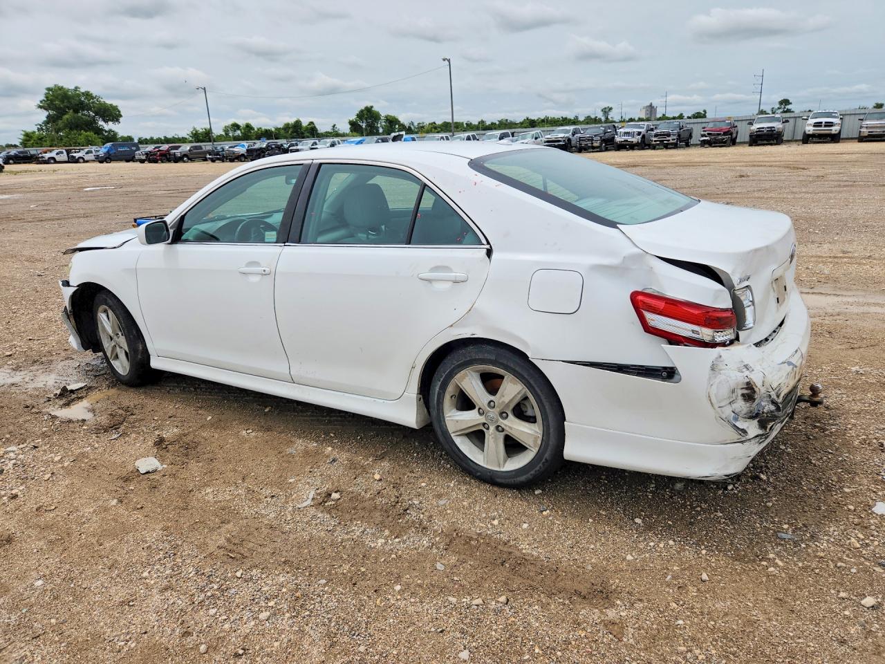 2011 TOYOTA CAMRY SE photo 3