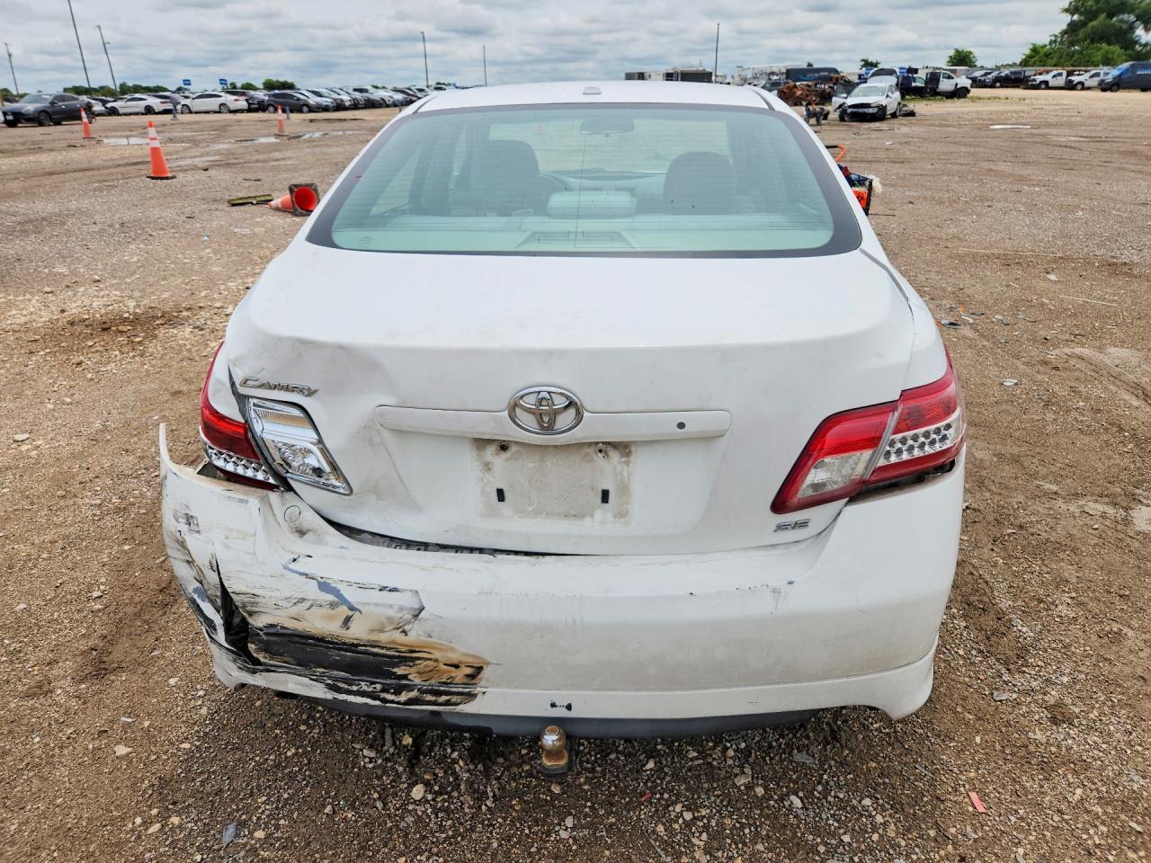 2011 TOYOTA CAMRY SE photo 11