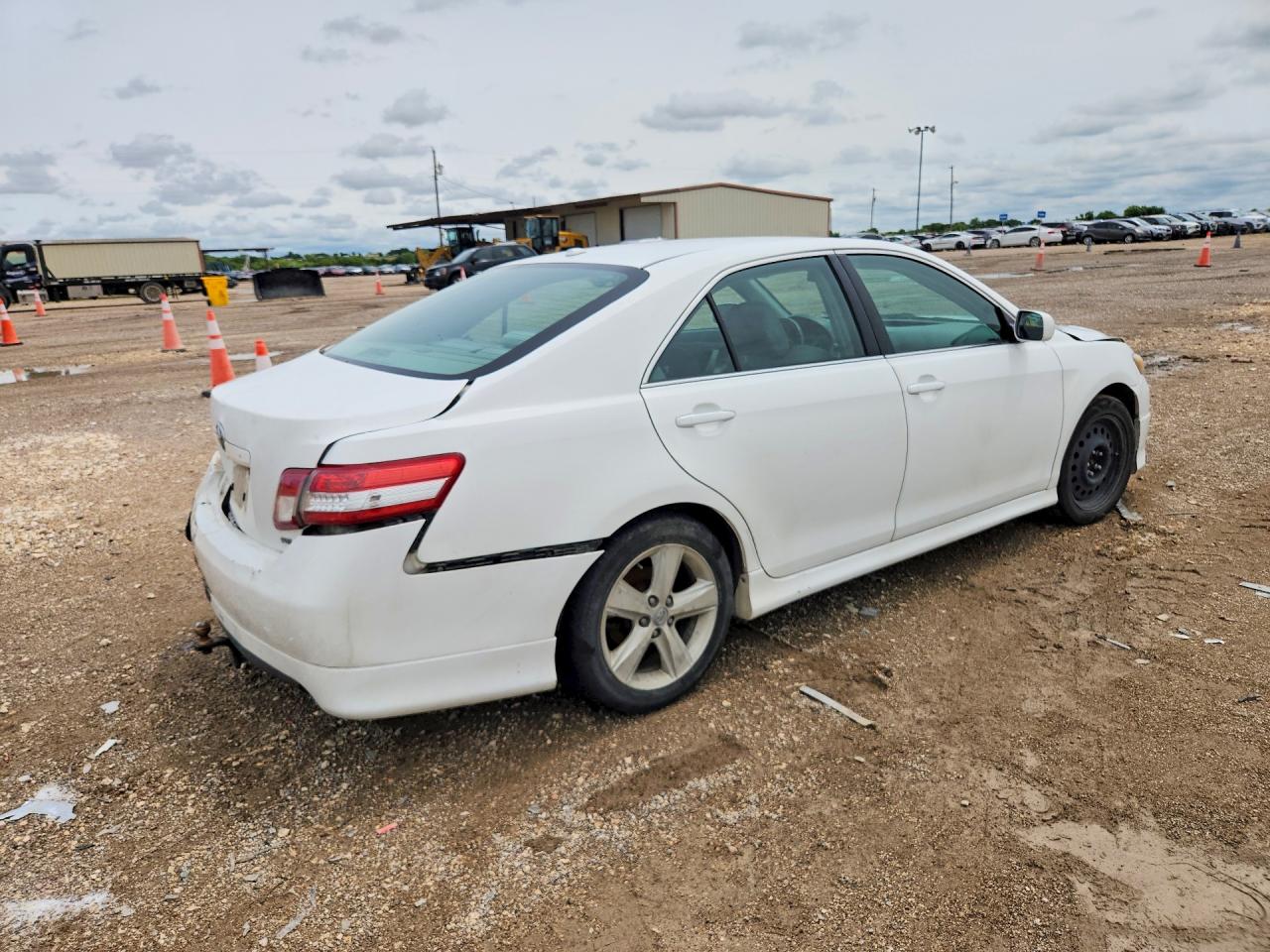 2011 TOYOTA CAMRY SE photo 5