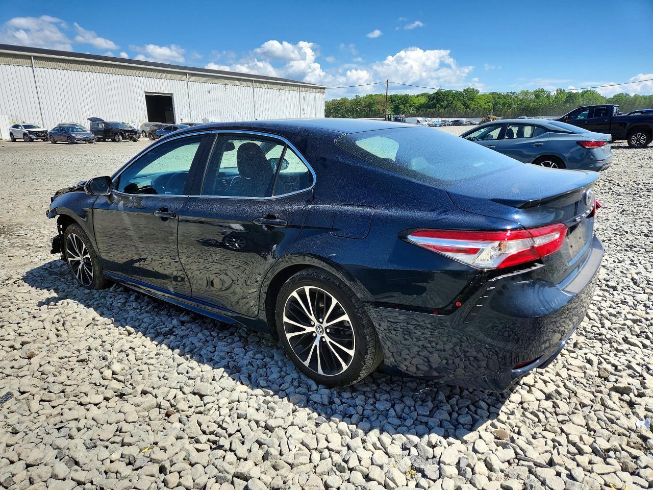 2018 TOYOTA CAMRY SE photo 2