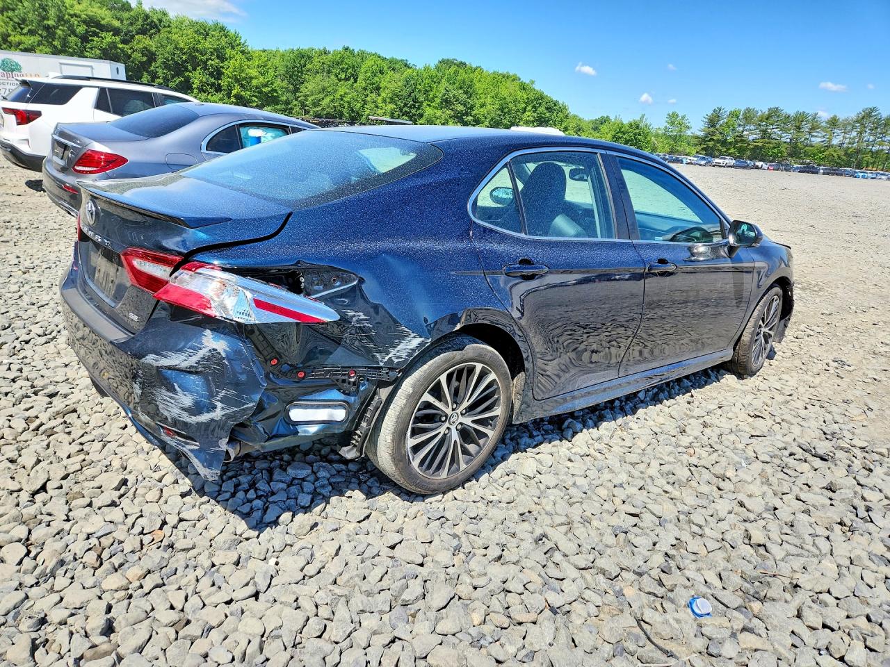 2018 TOYOTA CAMRY SE photo 3