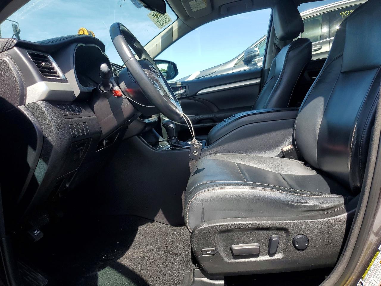 2016 TOYOTA HIGHLANDER XLE photo 13