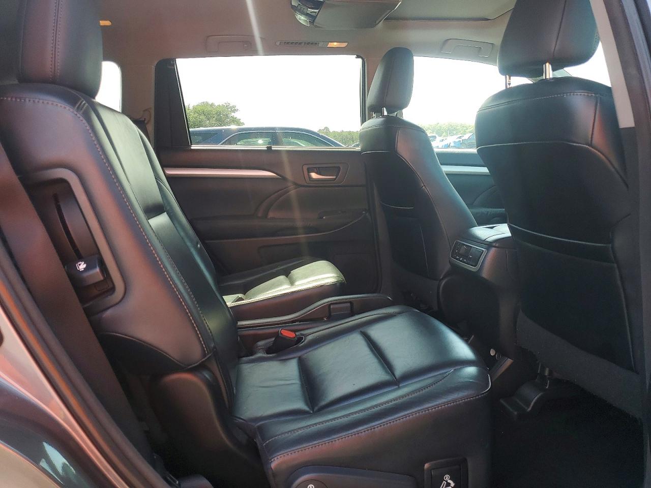 2016 TOYOTA HIGHLANDER XLE photo 19