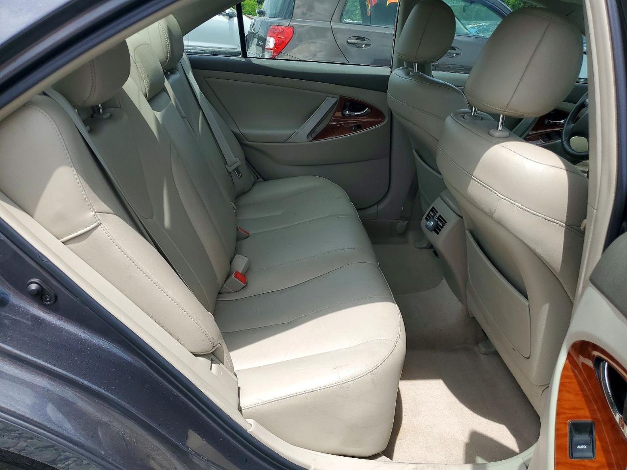 2011 TOYOTA CAMRY photo 28