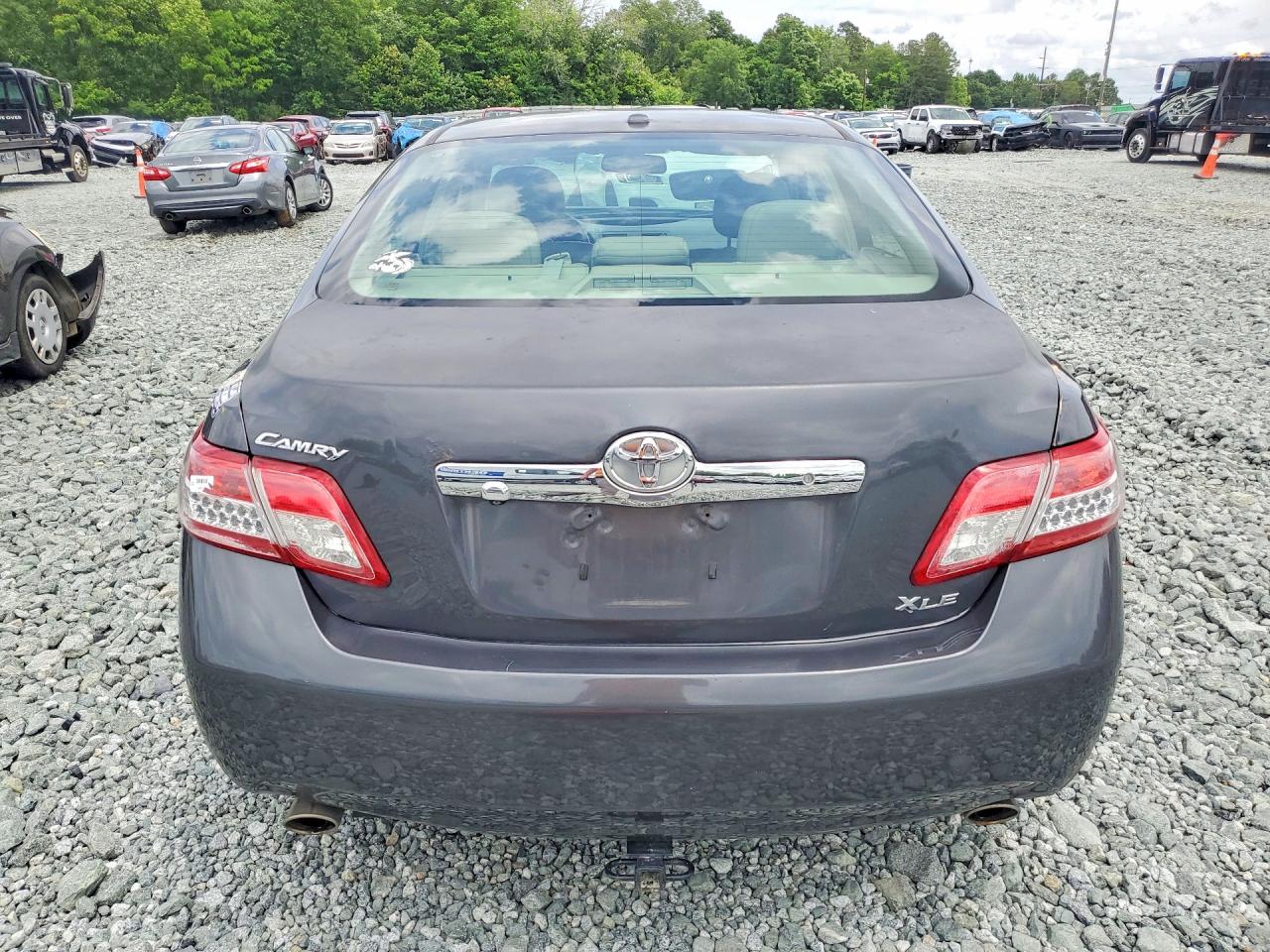 2011 TOYOTA CAMRY photo 16