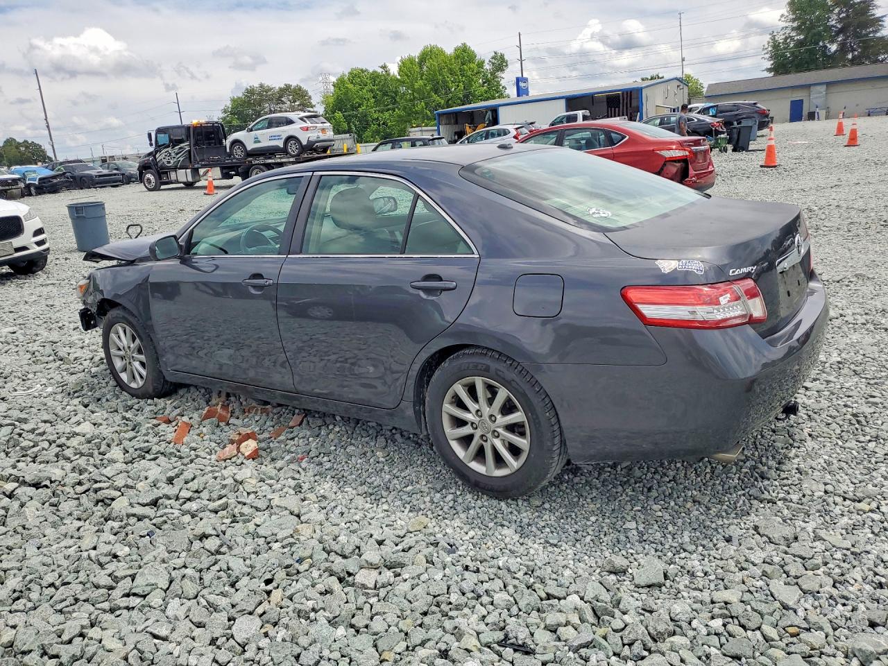 2011 TOYOTA CAMRY photo 4