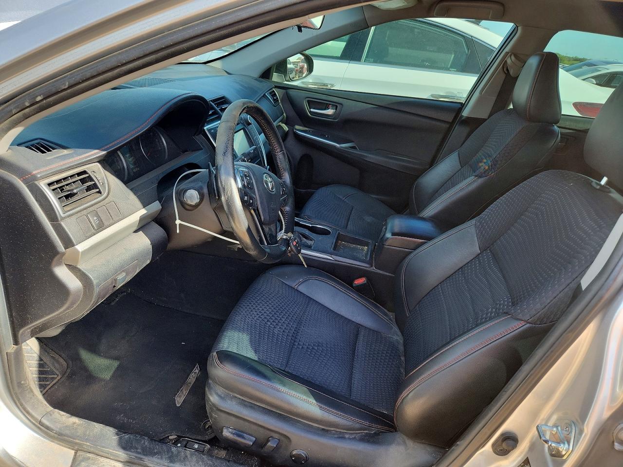 2015 TOYOTA CAMRY SE photo 13