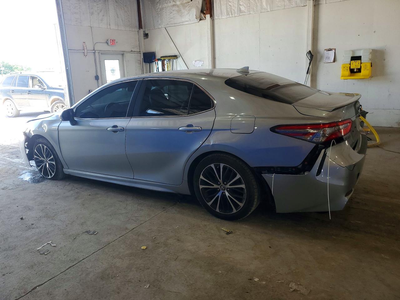 2019 TOYOTA CAMRY SE photo 3