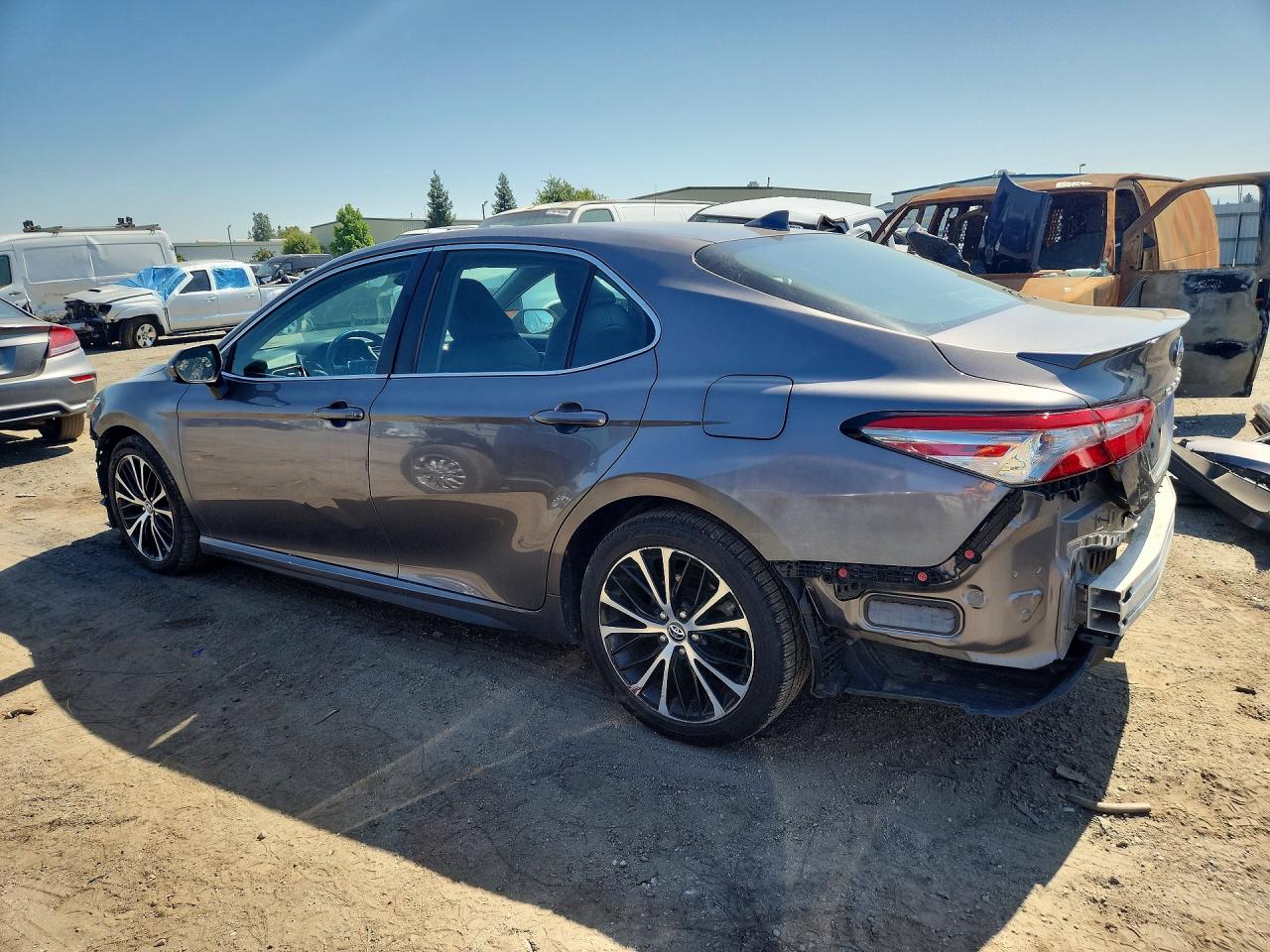 2019 TOYOTA CAMRY SE photo 4