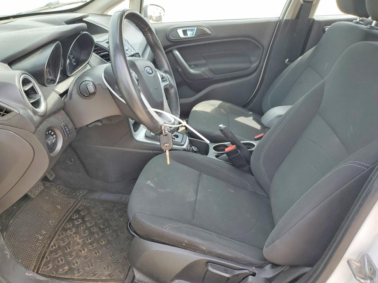 2015 FORD FIESTA SE photo 19