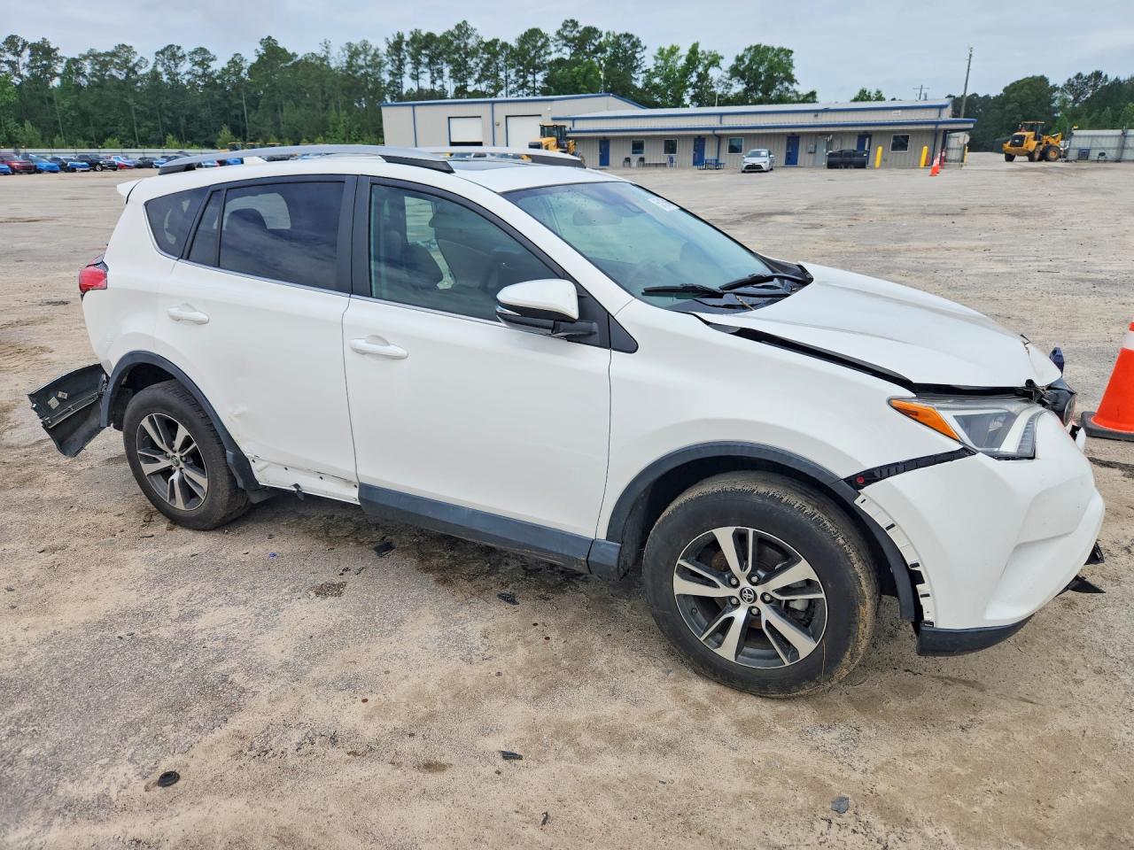 2017 TOYOTA RAV4 XLE photo 4