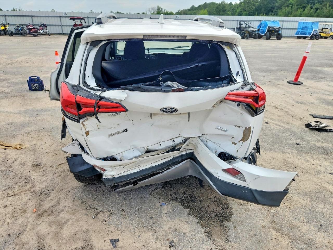 2017 TOYOTA RAV4 XLE photo 6