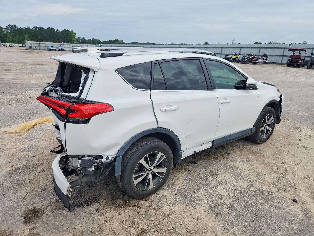 2017 TOYOTA RAV4 XLE photo 3