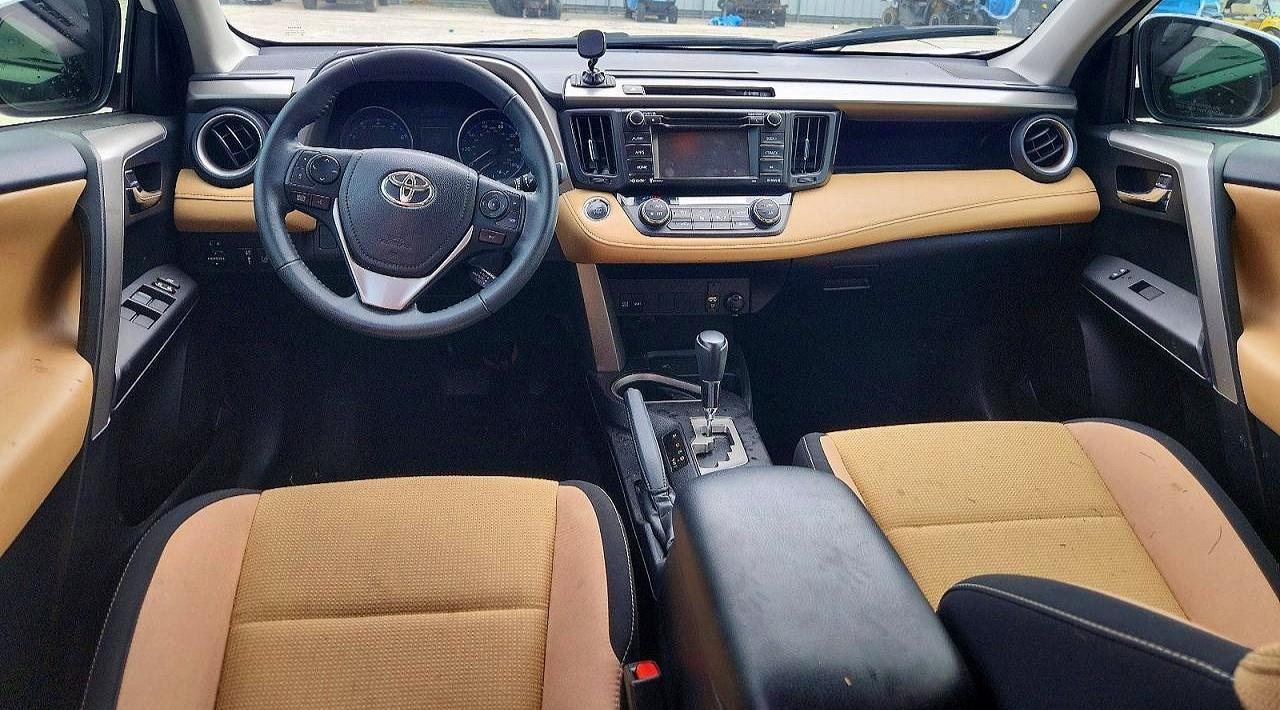 2017 TOYOTA RAV4 XLE photo 8
