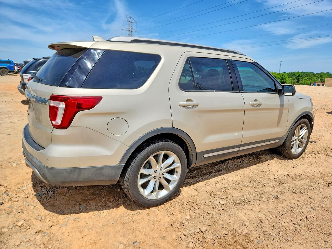 2017 FORD EXPLORER XLT photo 3