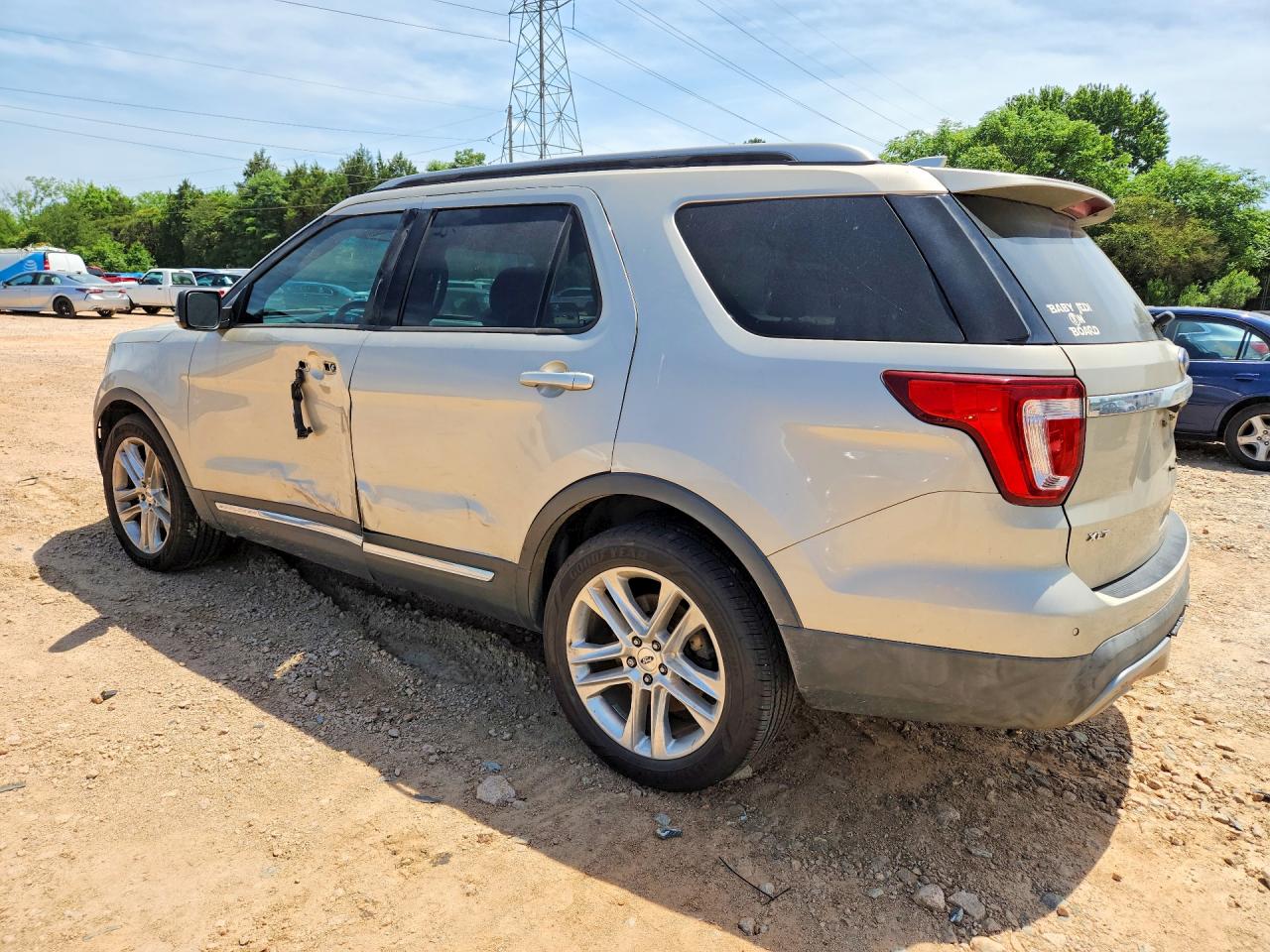 2017 FORD EXPLORER XLT photo 2