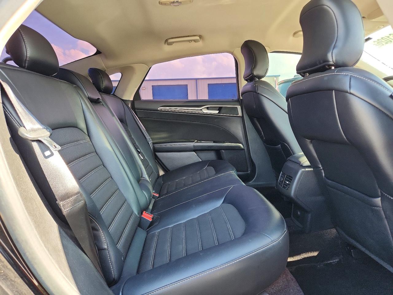 2017 FORD FUSION SE photo 28