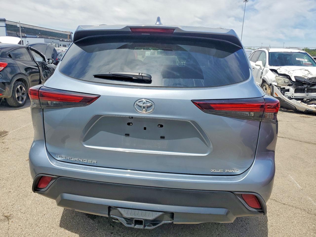2024 TOYOTA HIGHLANDER XLE photo 6