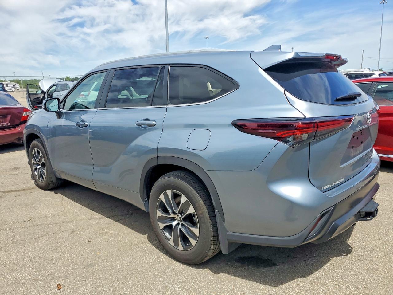 2024 TOYOTA HIGHLANDER XLE photo 2