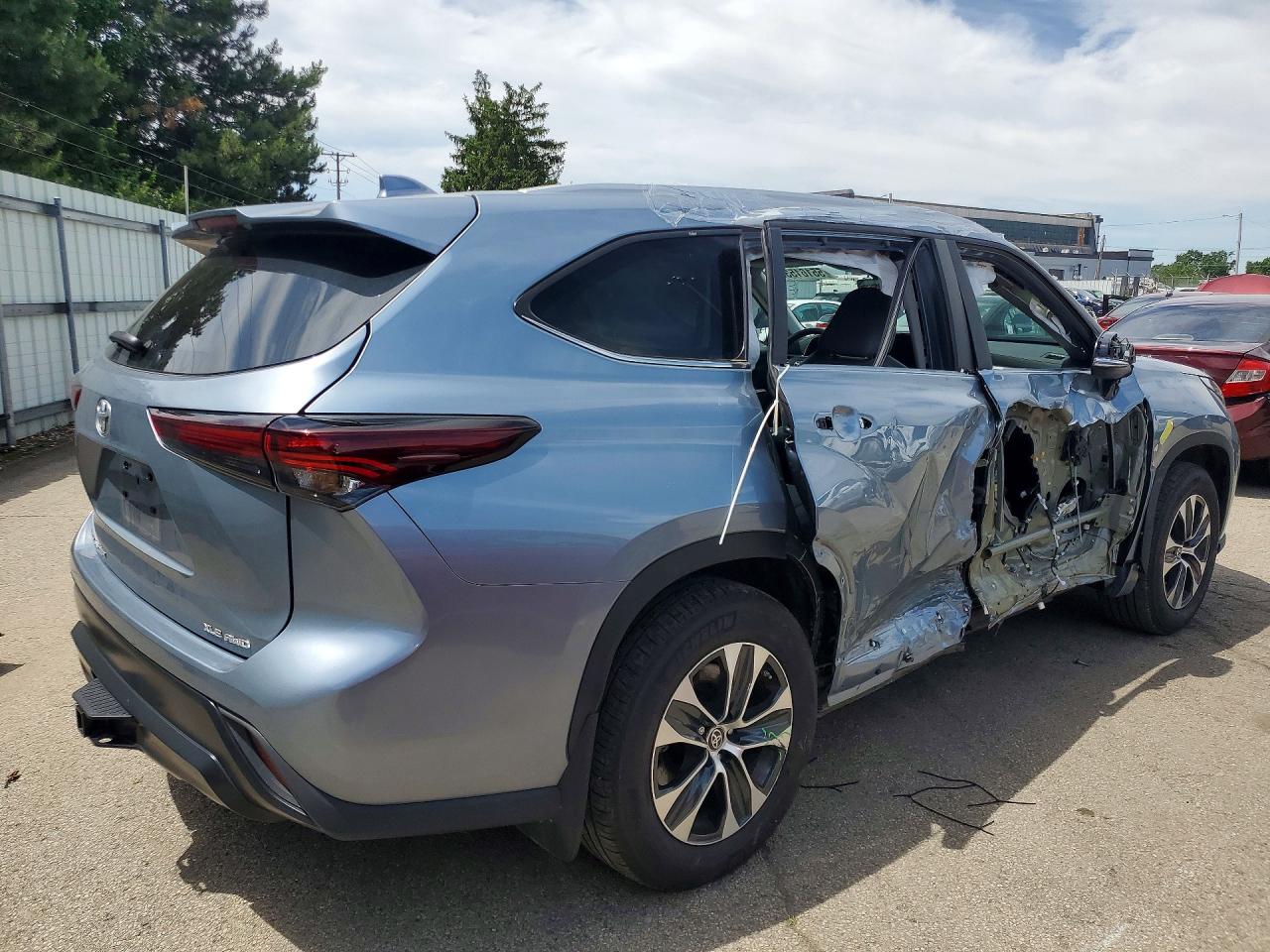 2024 TOYOTA HIGHLANDER XLE photo 3