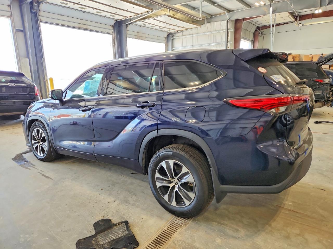 2020 TOYOTA HIGHLANDER XLE photo 3