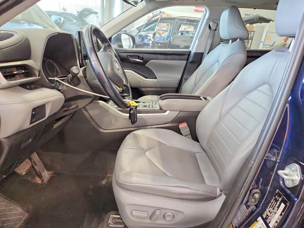 2020 TOYOTA HIGHLANDER XLE photo 13