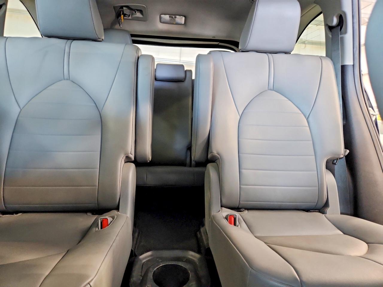 2020 TOYOTA HIGHLANDER XLE photo 19