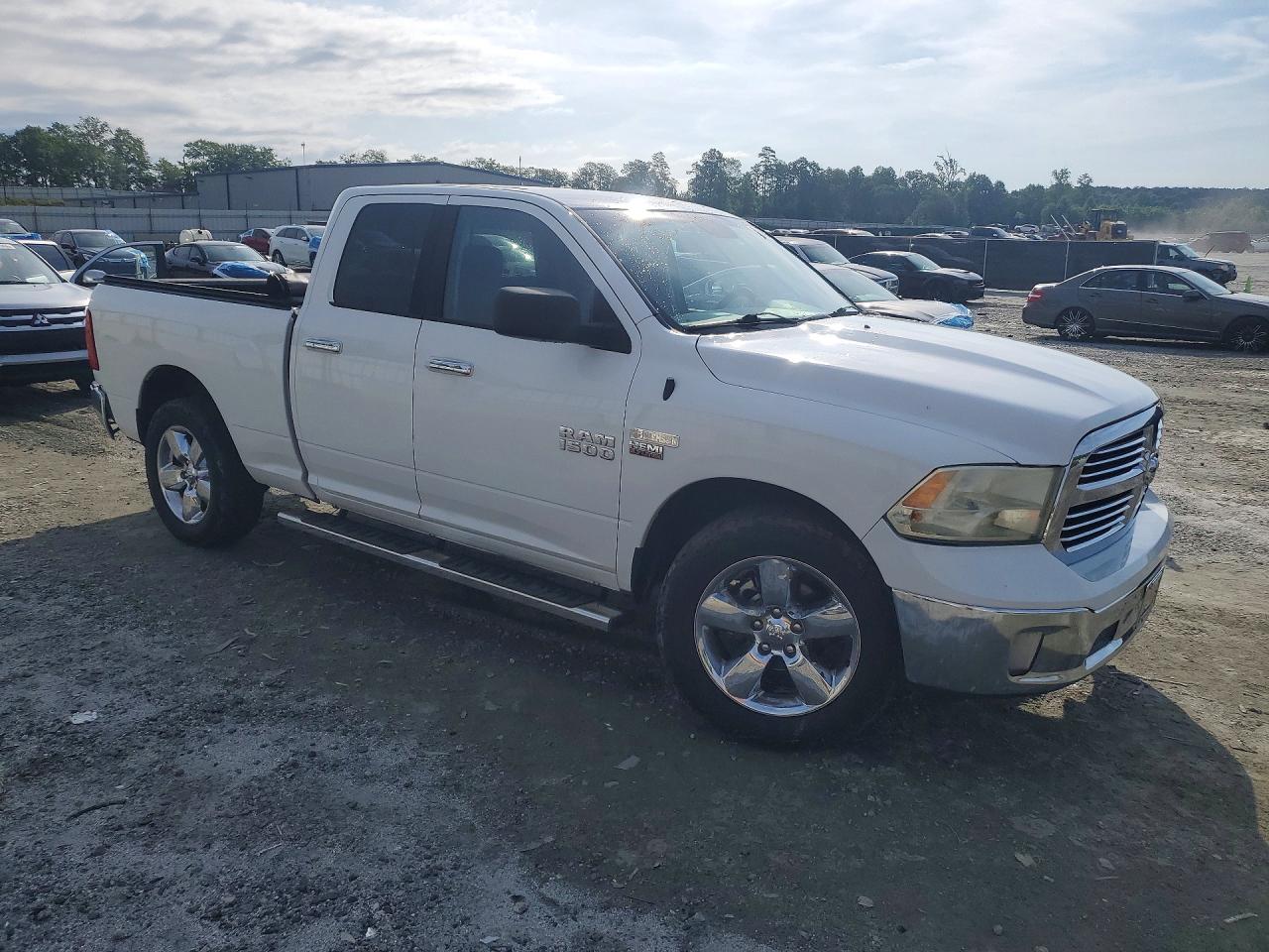 2016 RAM 1500 SLT photo 7