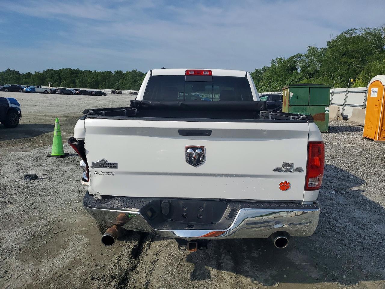 2016 RAM 1500 SLT photo 11