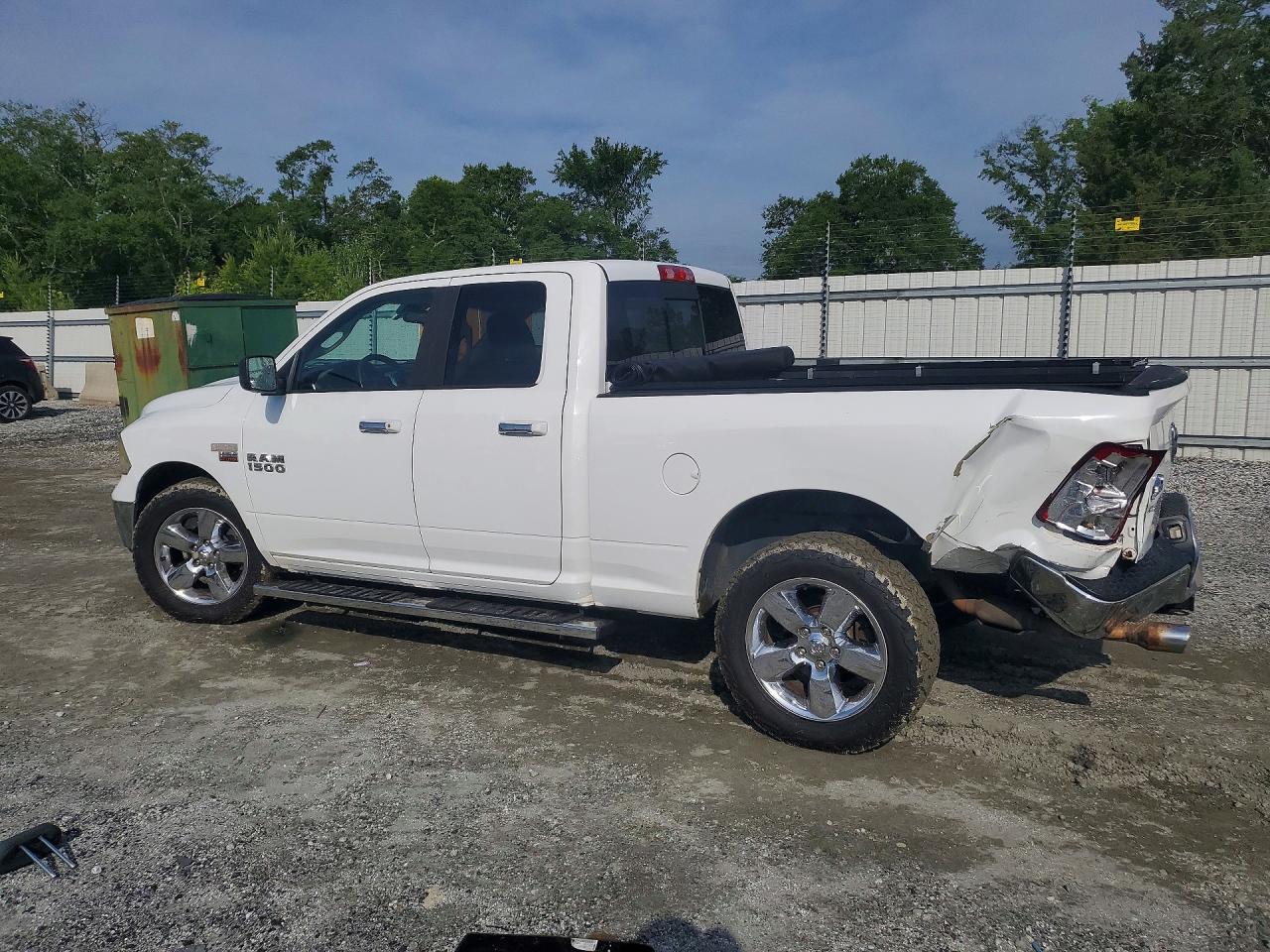 2016 RAM 1500 SLT photo 3