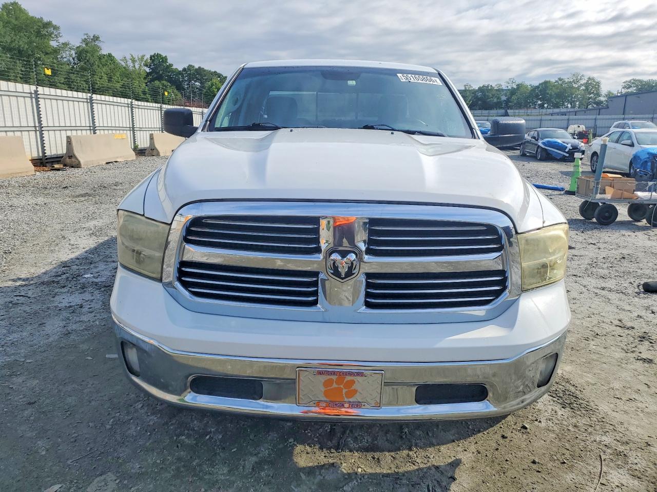 2016 RAM 1500 SLT photo 9