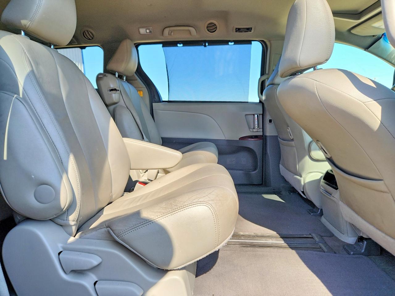 2013 TOYOTA SIENNA XLE 8-PASSENGER photo 28