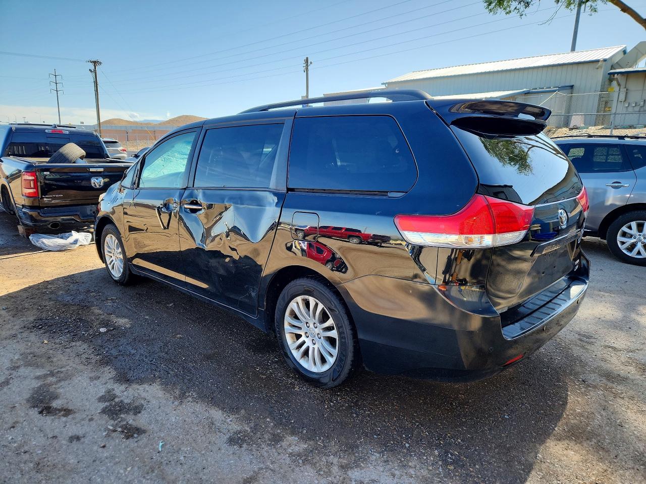 2013 TOYOTA SIENNA XLE 8-PASSENGER photo 4