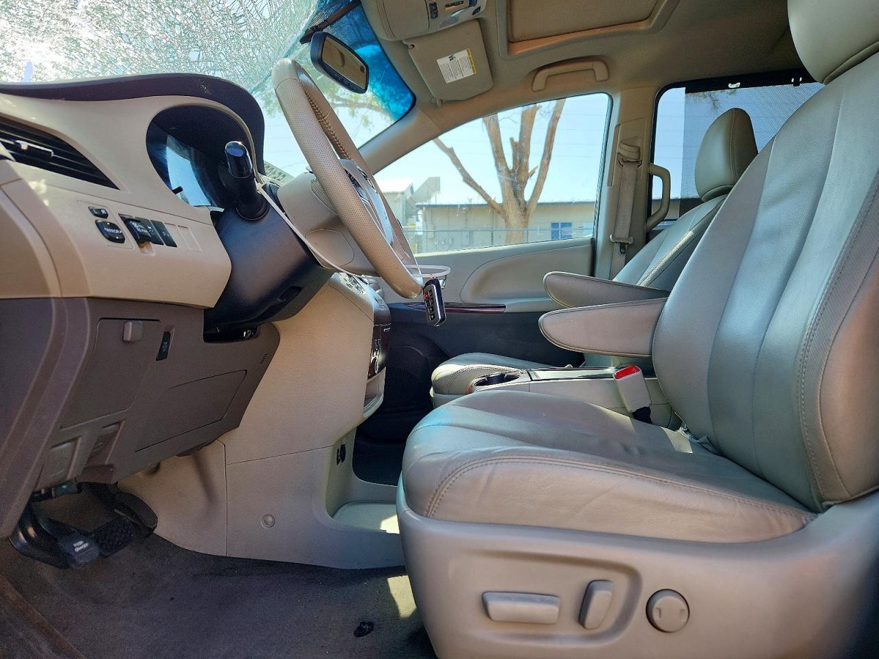 2013 TOYOTA SIENNA XLE 8-PASSENGER photo 19