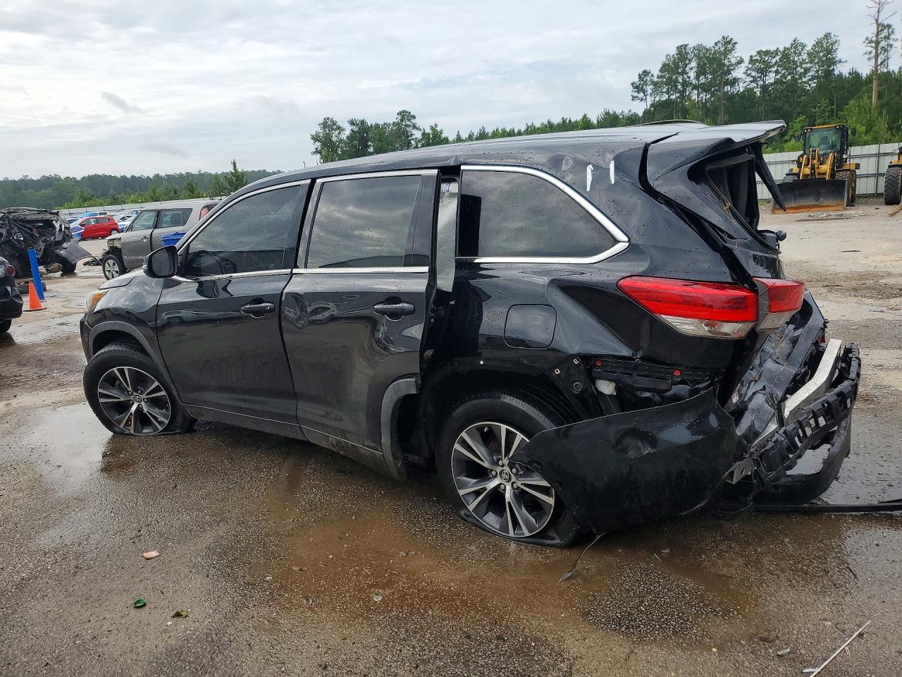 2018 TOYOTA HIGHLANDER LE photo 3
