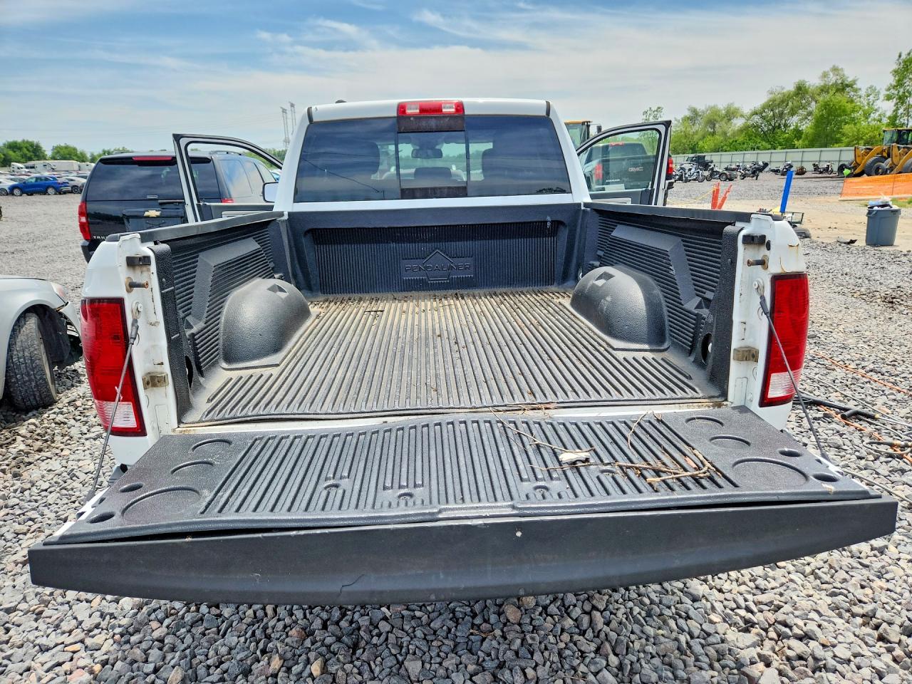 2015 RAM 1500 SLT photo 11