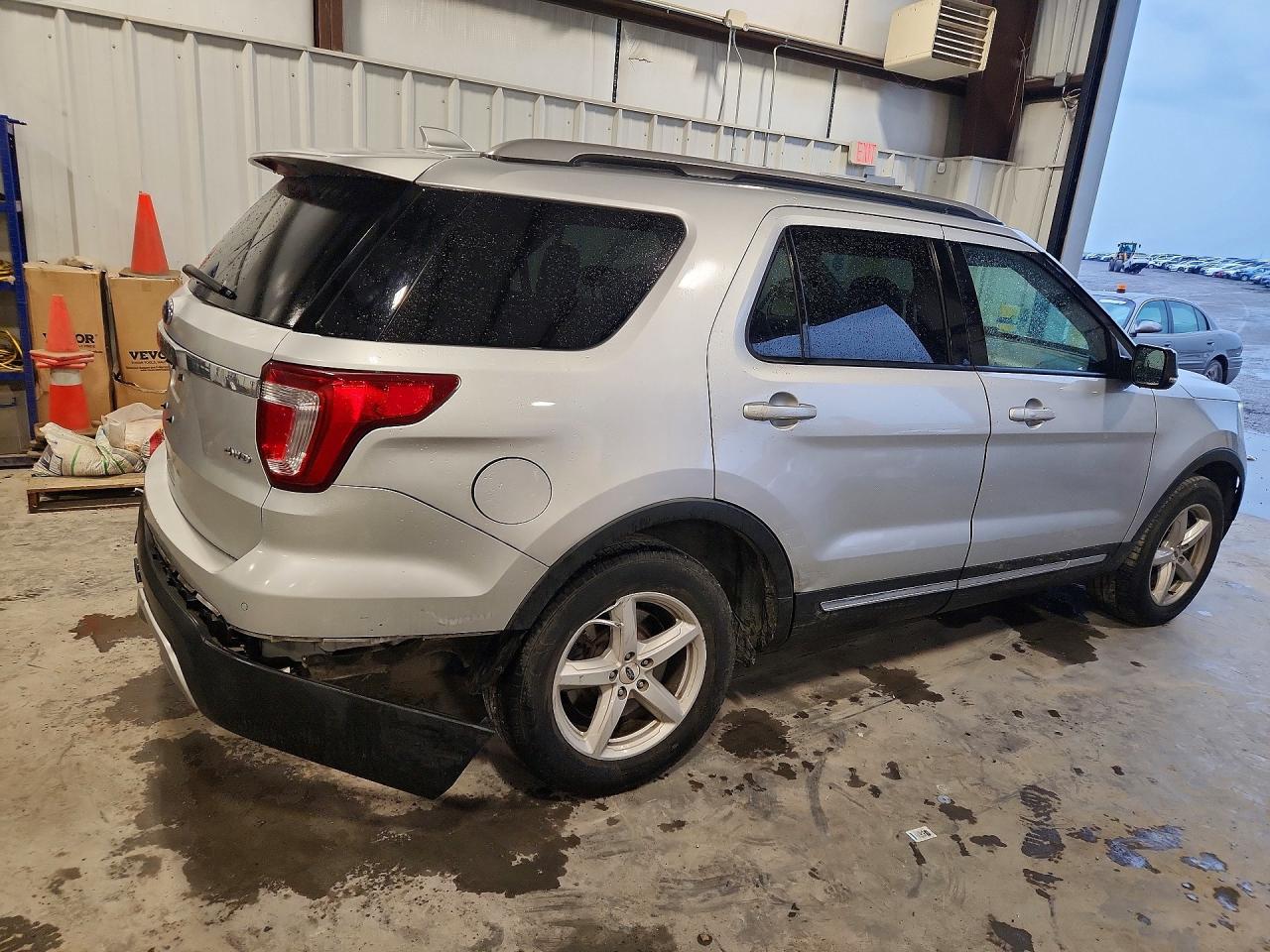 2017 FORD EXPLORER XLT photo 7