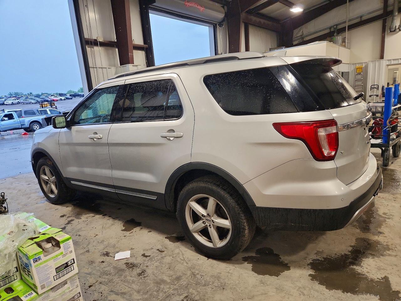 2017 FORD EXPLORER XLT photo 4