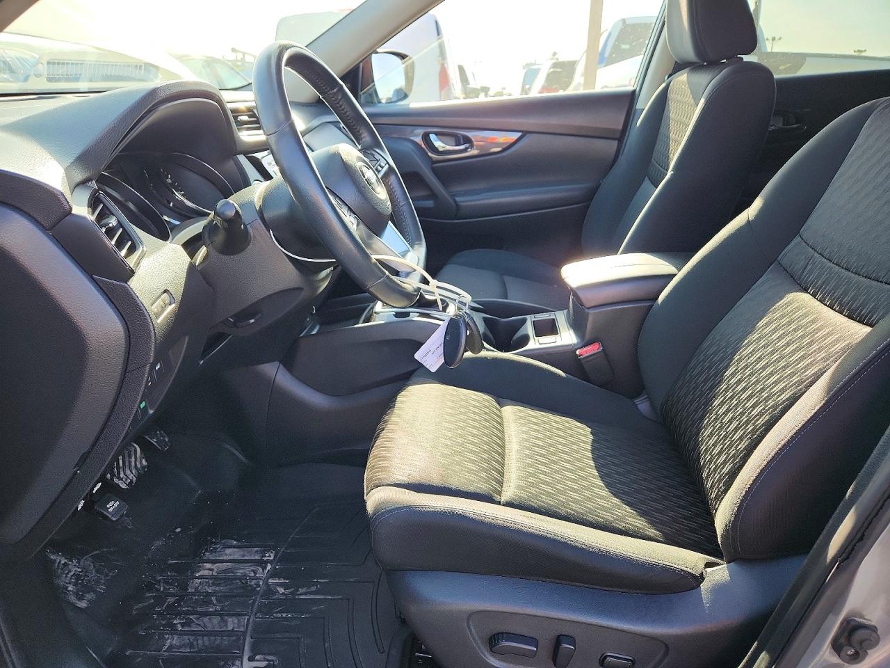 2017 NISSAN ROGUE SV photo 13
