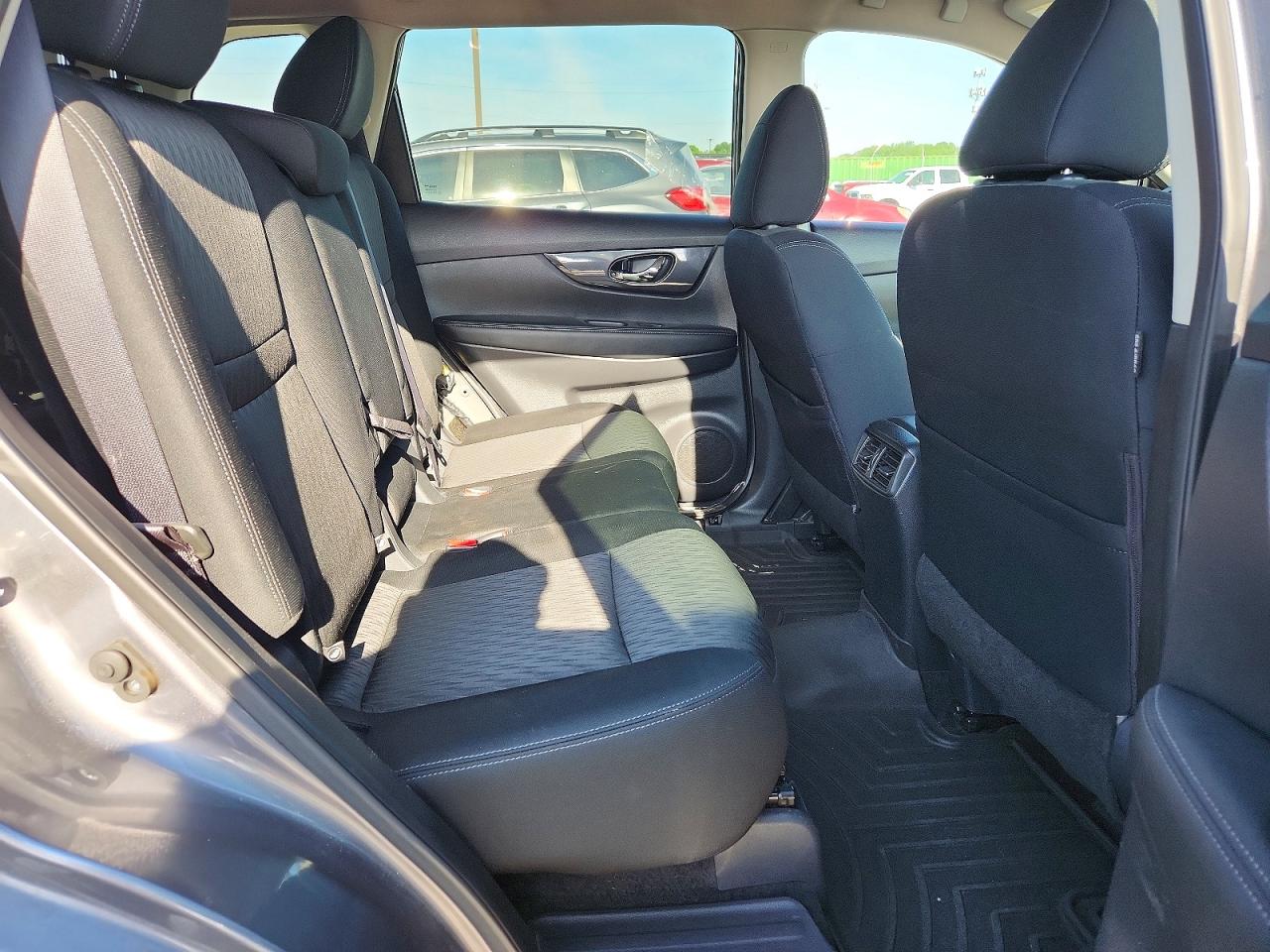 2017 NISSAN ROGUE SV photo 21