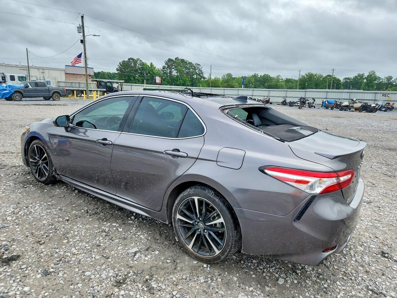 2019 TOYOTA CAMRY photo 3