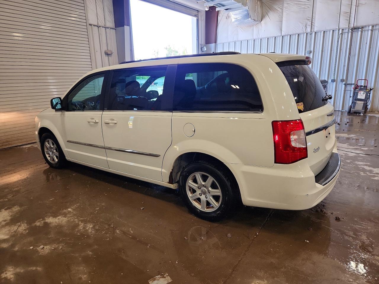 2012 CHRYSLER TOWN & COUNTRY TOURING photo 3