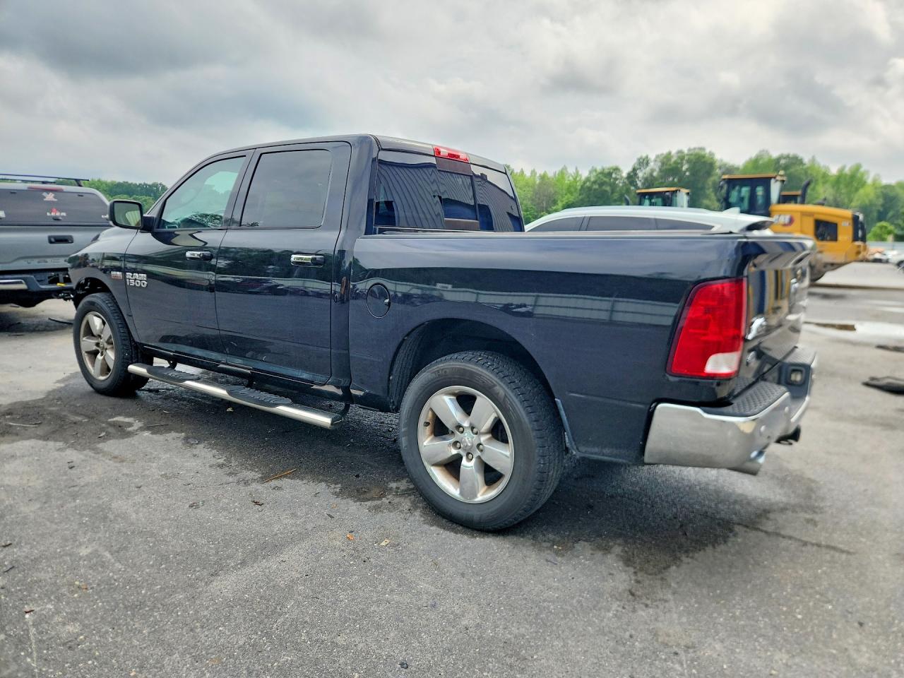 2017 RAM 1500 SLT photo 2