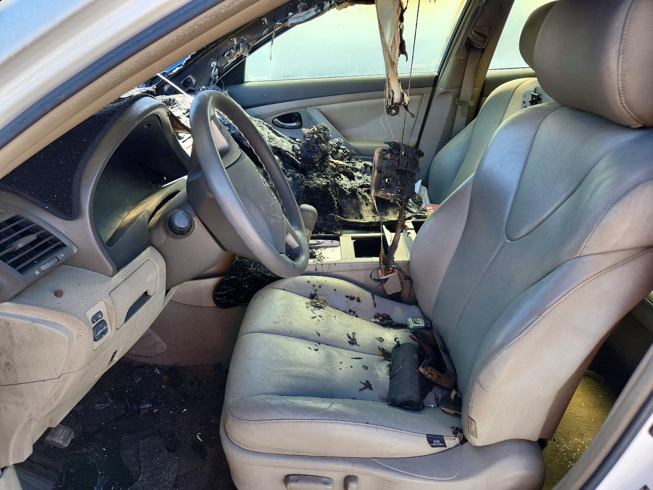 2010 TOYOTA CAMRY LE photo 19
