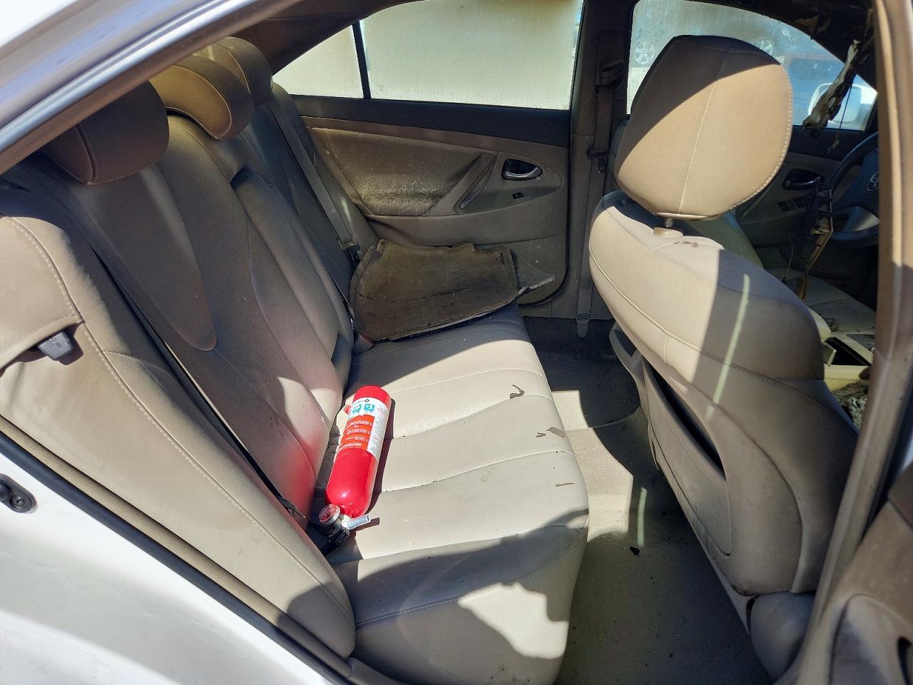 2010 TOYOTA CAMRY LE photo 28