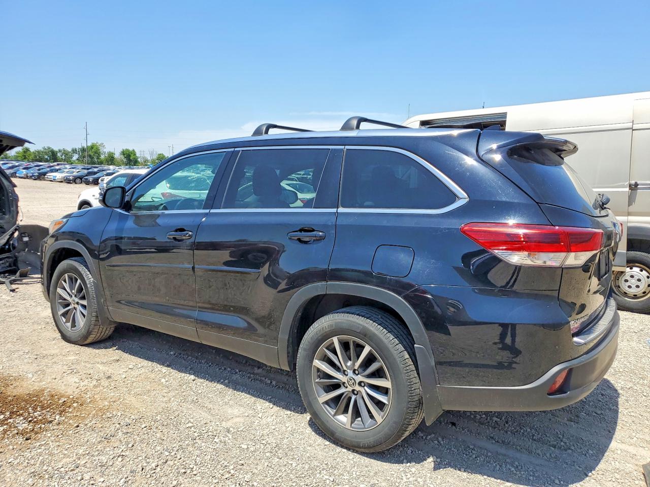 2019 TOYOTA HIGHLANDER XLE photo 2