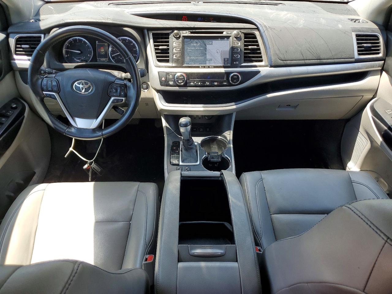 2019 TOYOTA HIGHLANDER XLE photo 8