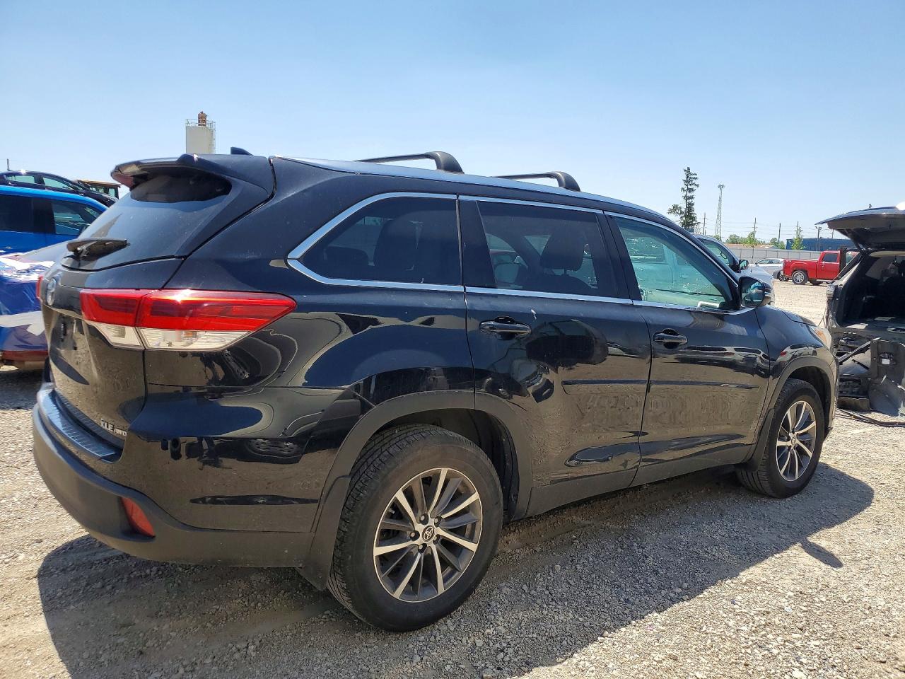 2019 TOYOTA HIGHLANDER XLE photo 3